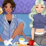 Игра для девочек: Одевалка двух подруг для вечерних посиделок перед телевизором